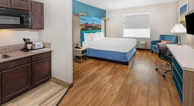 Двухместный номер Days Inn & Suites by Wyndham San Antonio near Frost Bank Center