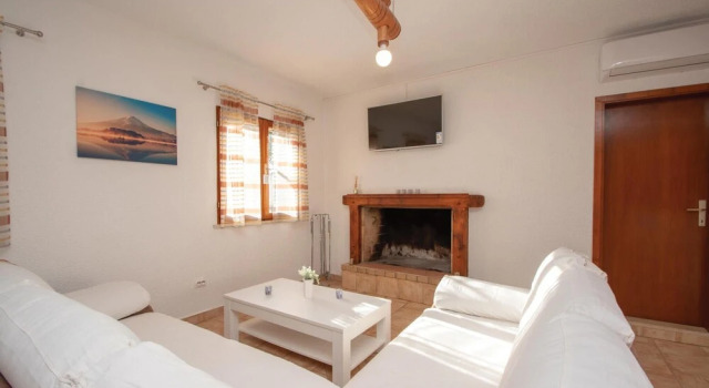 Awesome Home in Cara With Outdoor Swimming Pool, Wifi and 3 Bedrooms