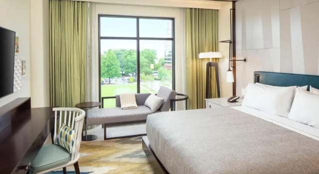Двухместный номер PELOTON WELLNESS Canopy By Hilton Charlotte SouthPark