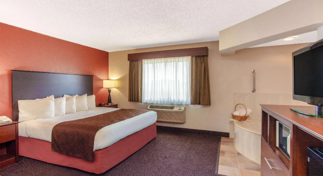 Двухместный люкс AmericInn by Wyndham White Bear Lake St. Paul