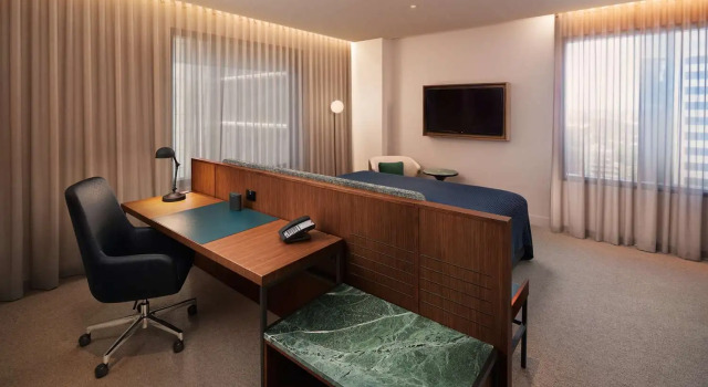 Двухместный номер Executive Club Next Hotel Melbourne, Curio Collection by Hilton