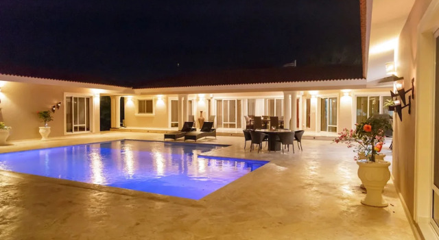 Villa with 4 Master Bedrooms w En-suite Bathrooms