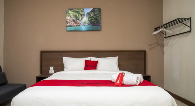 RedDoorz Plus near Ronggowarsito Museum Semarang, Book Bed and Breakfast Hotels in Semarang with Parking, near Ereveld Kalibanteng, Parking