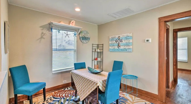 2 Mi to Pier: Colorful Cottage in Galveston!