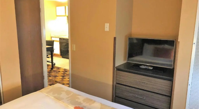 Двухместный люкс Deluxe Hawthorn Extended Stay by Wyndham Milwaukee Airport