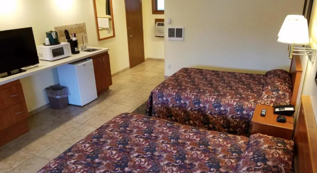 Четырёхместный номер Standard Black Hawk Motel & Suites