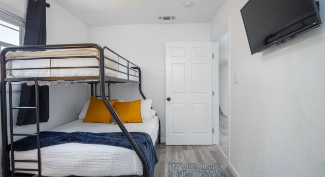 Коттедж с 4 комнатами Charming 4BR2BA Only 5 mins Downtown Riverwalk