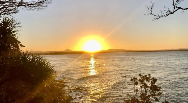 Кровать в общем номере (мужской номер) с видом на бассейн Hideaway Noosa Men Only Beach Resort