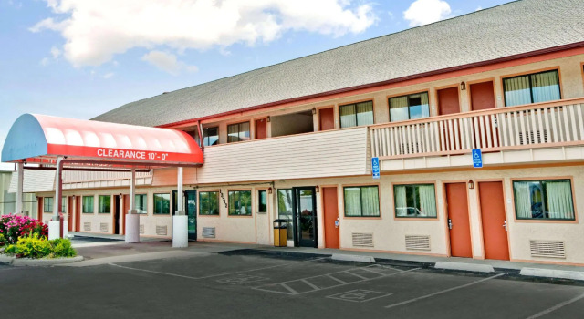 Кровать в общем номере Days Inn by Wyndham Independence