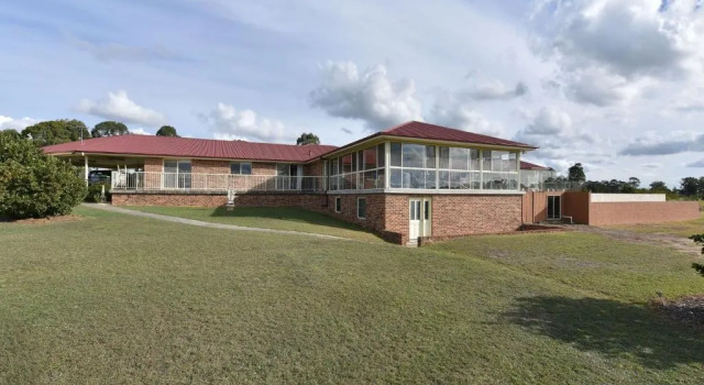 Noble Willow Studio Lovedale. Spacious, with views and pool