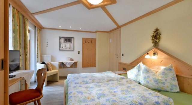 Haus Tiefenbacher, Rezerwuj Hotel Hotele w Tyrol z parkingiem, Parking