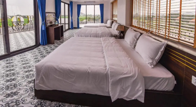Кровать в общем номере Lotus Hotel Ninh Bình