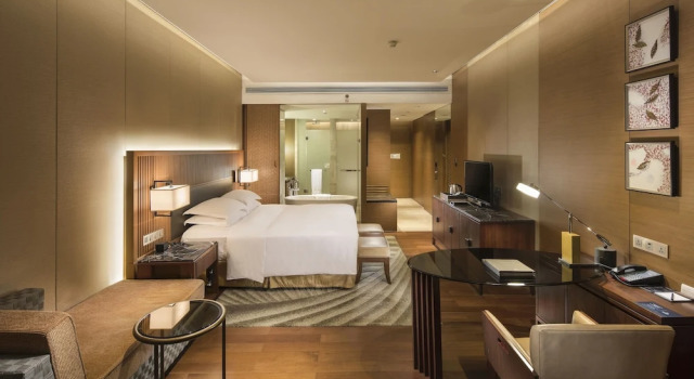 Номер Standard с балконом Hilton Wuhan Optics Valley