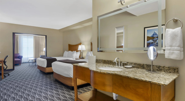 Четырёхместный люкс Best Western Plus Swiss Chalet Hotel & Suites