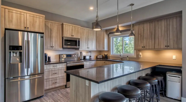 Коттедж Semi-lakefront Luxury Blind Bay - Spring Specials! 2 Bedroom Cottage by RedAwning