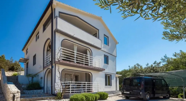 A8 - Modern apt With Terrace, 3 min Walk to Beach