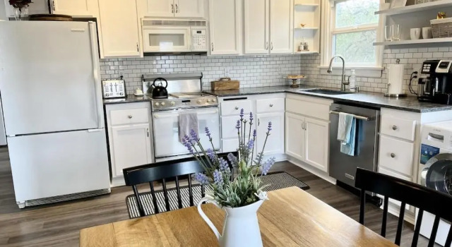 Коттедж с 2 комнатами Modern 2 Bedroom Farmhouse Cottage with Hot Tub in Snohomish