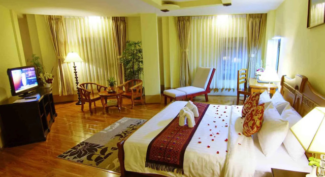 Deluxe Double room Shwe Ingyinn Hotel