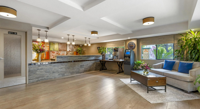 Best Western Plus Anaheim Inn, Забронировать Отель Отели Анахайм с завтраком, рядом с Anaheim Gardenwalk, Завтраки