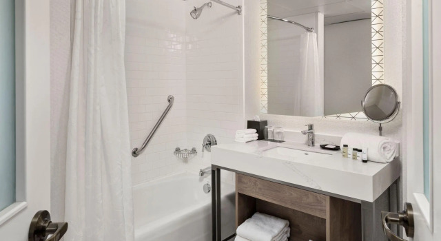 Четырёхместный номер Standard Sheraton Duluth Hotel
