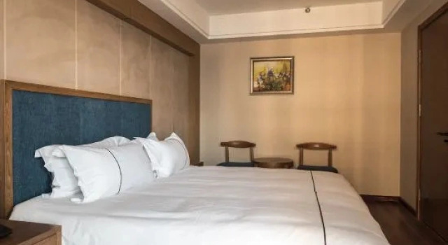 Люкс Deluxe Gaoxin Fudi Hotel (Zibo North Station Yintai City)