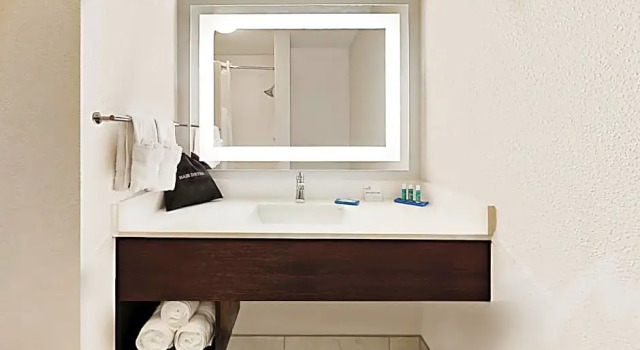 Номер Executive Holiday Inn Express New Orleans East by IHG