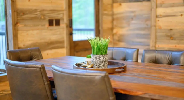 Brand NEW! Modern Luxury Family Cabin on a flowing creek in Broken Bow!, Book Feriehus Villaer i Hochatown, Villa