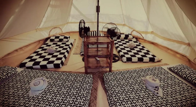 Кровать в общем номере Glamping Alona