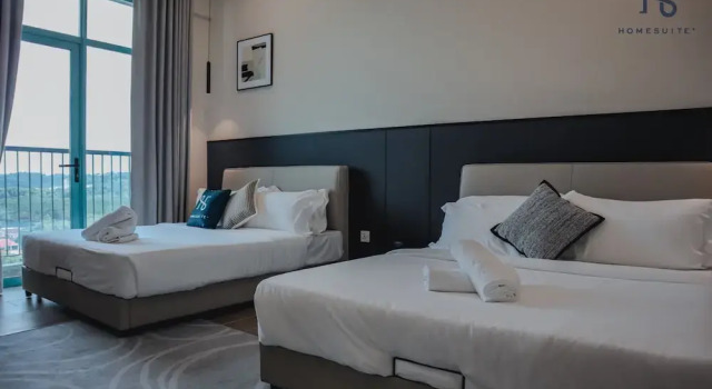 Клубный люкс с балконом и с видом на внутренний двор Homesuite Home at Bay Suites