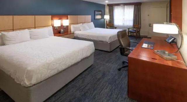 Четырёхместный номер Standard с балконом Best Western Plus Clocktower Inn