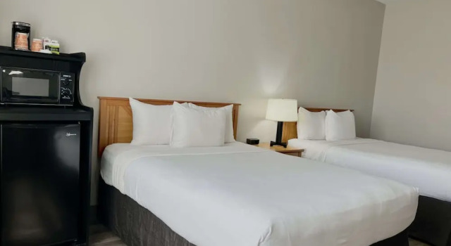 Четырёхместный номер Standard Country Inn & Suites by Radisson, Tucson Airport, AZ