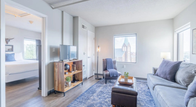Beautiful Downtown Suite With Free Parking Gym More, Забронировать Отель Де-Мойн Айова, рядом с UnityPoint Health - Iowa Lutheran Hospital