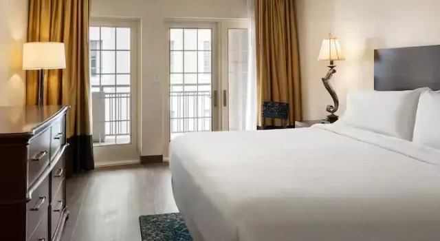 Люкс Large с 2 комнатами Embassy Suites by Hilton New Orleans Convention Center