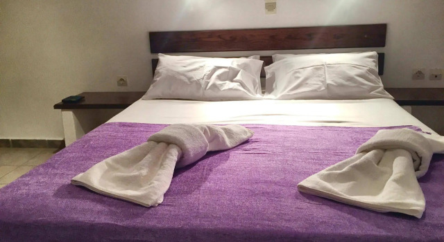 Capricorn Studios, Prenota Hotel Krotiri Paro