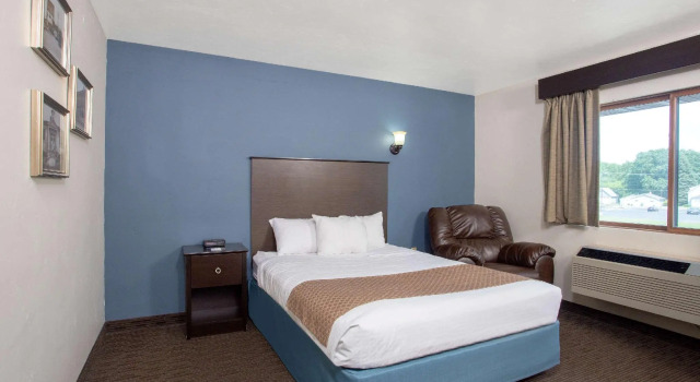 Двухместный номер Standard AmericInn by Wyndham Green Bay West