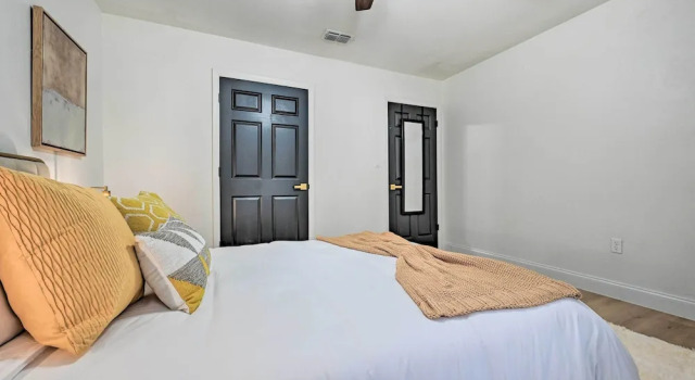 All-encompassing Retreat w/ Pool & Game Room!, Rezerwuj Dom wakacyjny Hotele w Tampa z parkingiem, Parking
