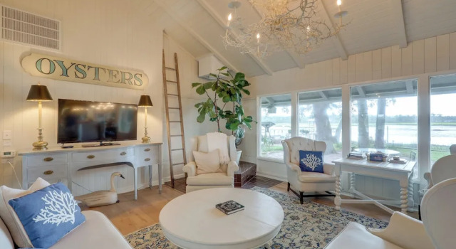 Коттедж с 2 комнатами Secluded Riverfront Home w/ Dock Under Mossy Oaks