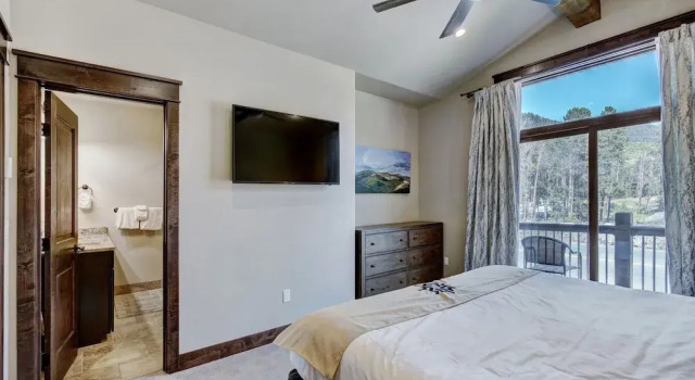 Luxury Home - Sleeps 10 - Fireplace & Mountain View 3 Bedroom Condo