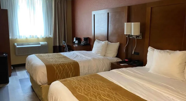 Кровать в общем номере Ramada by Wyndham New York Times Square West