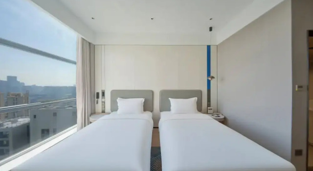 Четырёхместный номер Standard Holiday Inn Express Wuhan East Lake by IHG