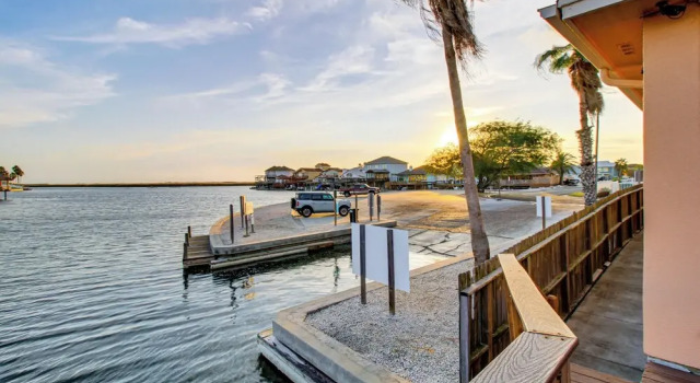 Snowbird Getaway: Waterfront Home, 1 Mi to Beach, Rezerwuj Dom wakacyjny Padre Island 