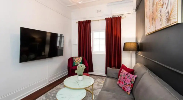 The 1920s - 'the Golden Palm' Suite Apartment, Забронировать Апартаменты/квартира Отели Перта с парковкой, рядом с Военный мемориал Kings Park, Парковка
