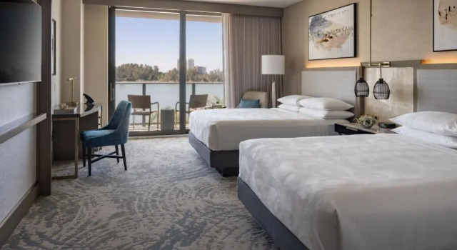 Четырёхместный номер Standard с красивым видом из окна JW Marriott Clearwater Beach Resort & Spa