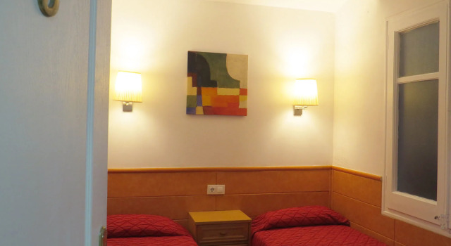 Barcelona City Rooms Hostal, Забронировать Отель Недорогие отели Барселоны, рядом с Станция метро La Sagrada Família, недорого