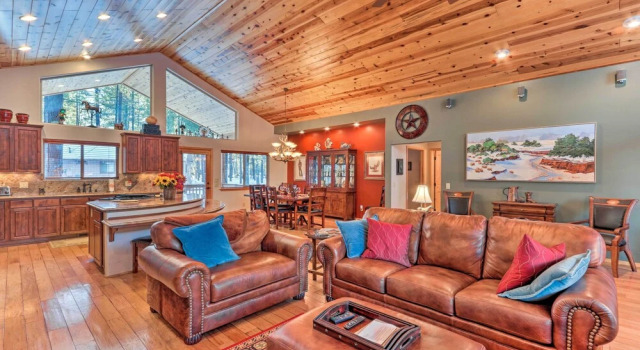 < 3 Mi to Pinetop Country Club: Luxe Cabin w/ Deck