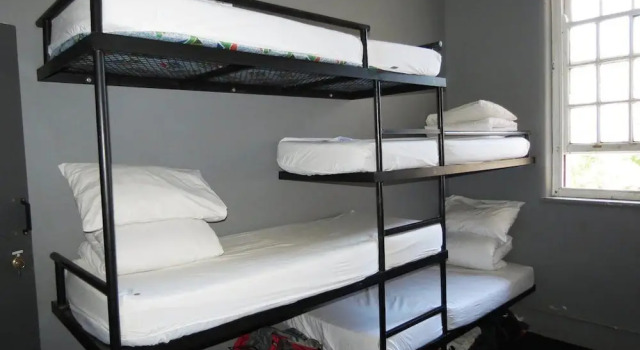 Кровать в общем номере с красивым видом из окна Riverlodge Backpackers