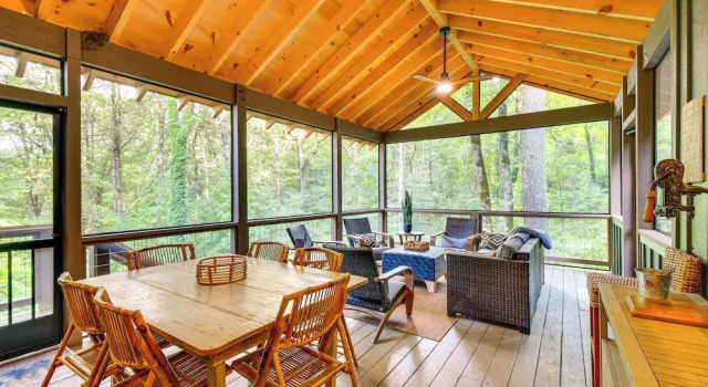 Tranquil Highlands Cottage w/ Fire Pit & Stream!, Đặt Nhà nghỉ dưỡng Highlands Bắc Carolina