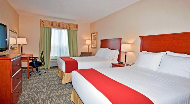 Четырёхместный номер Standard Holiday Inn Express Hotel & Suites-Edmonton South by IHG