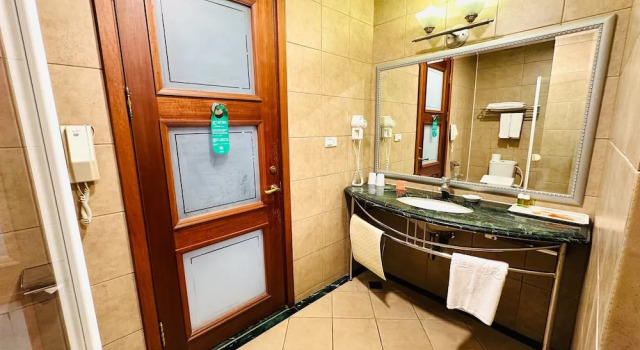 Трёхместный номер Superior с видом на канал Wei-Yat Grand Hotel