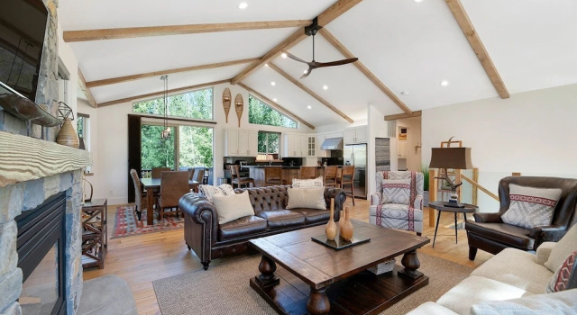 New Listing! Alpine W/ Private Hot Tub 4 Bedroom Home, Rezerwuj Hotel Hotele w Fallen Leaf z parkingiem, Parking